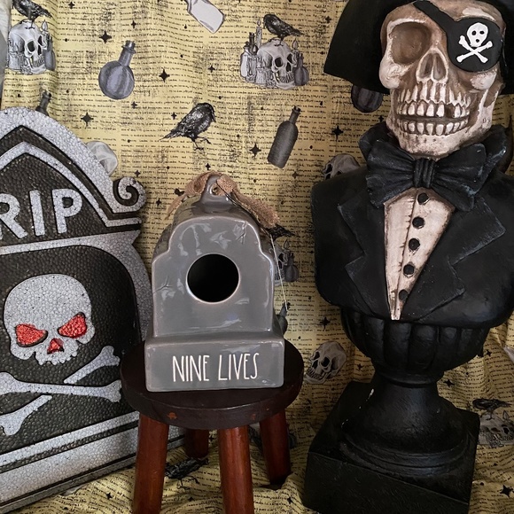 ae Dunn Artisan Collection By Magenta 8" Tombstone Birdhouse  “Nine Lives”- 🎃 - Picture 3 of 10